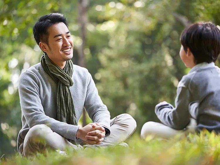 父親と息子の会話がはずむイメージの画像