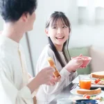 父親が娘の悩みに寄り添う様子の画像